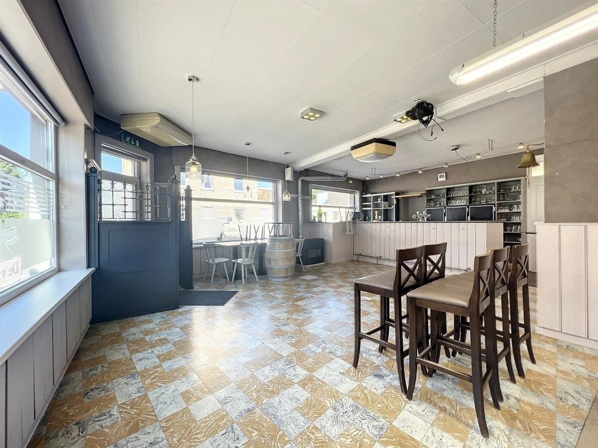 Hoekpand voor gemengd gebruik, vroeger gekend als café "De Vierweg" 