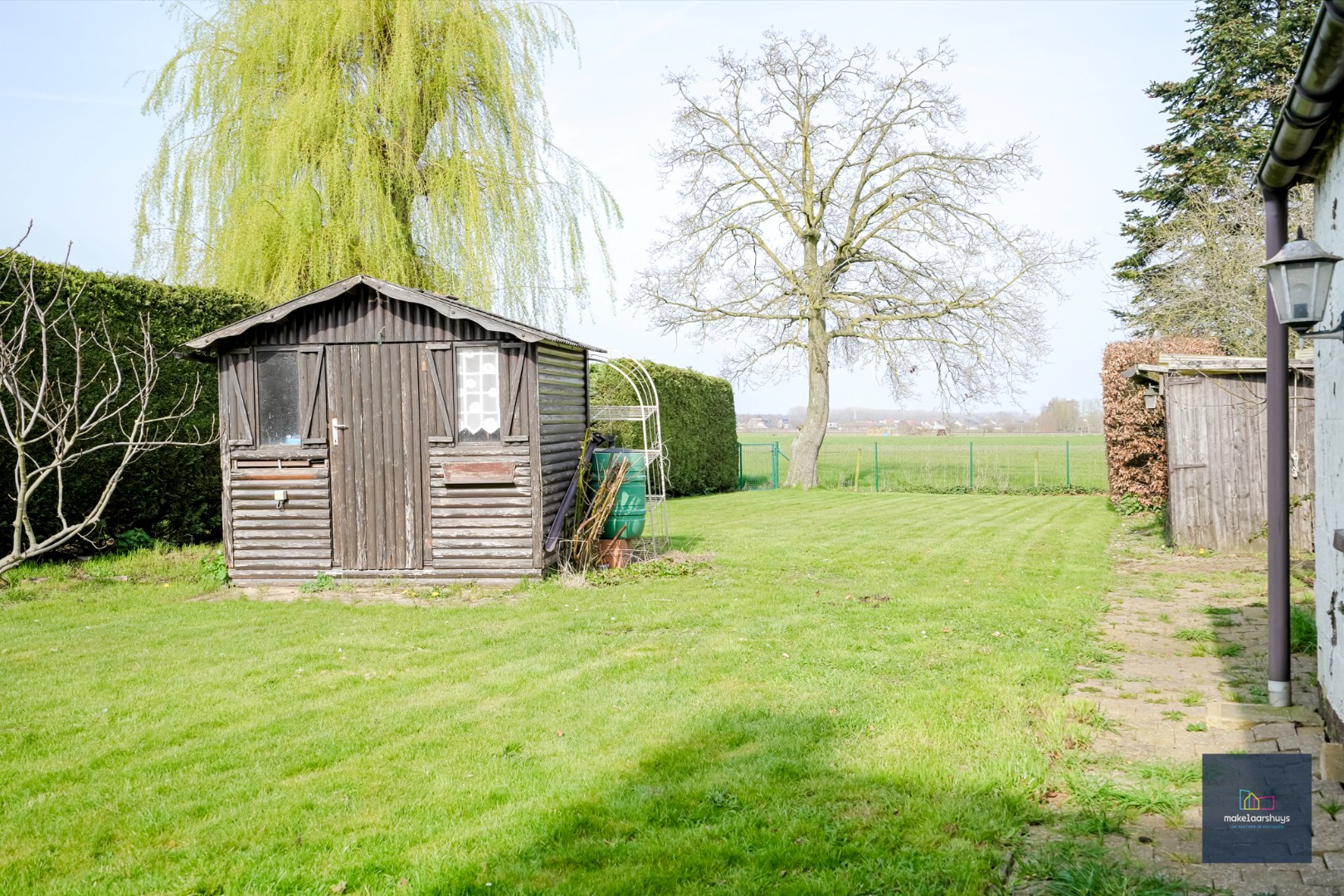 Ruime  halfopen bebouwing  met  zonnige tuin, terras en garage in Waarschoot 
