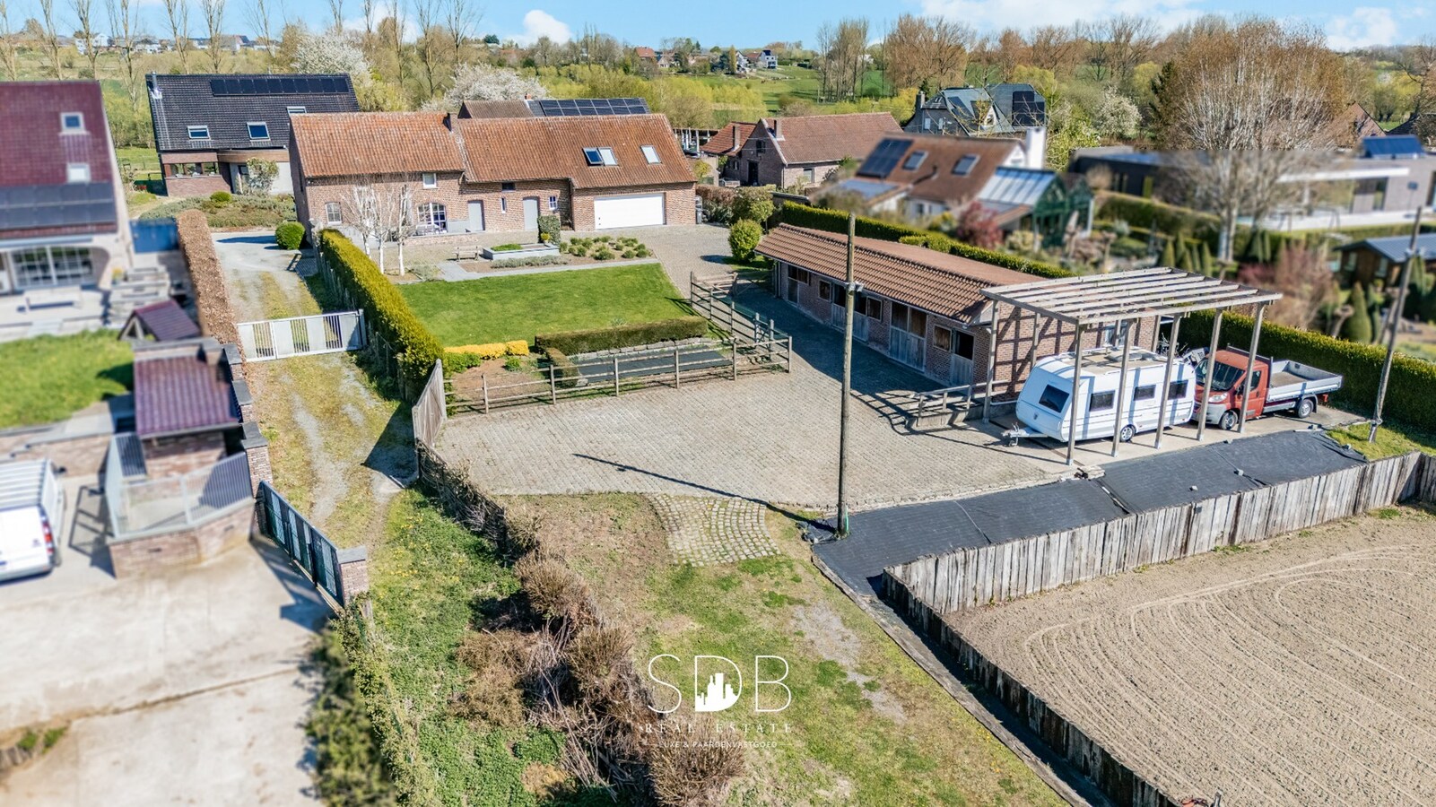 Landelijke woning met stalgebouw, buitenpiste en graslanden 