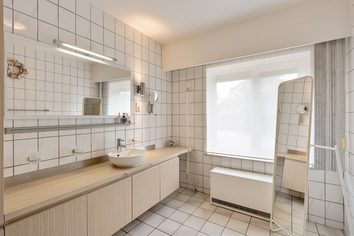 Gelijkvloers, degelijk appartement met 2 slaapkamers, ruim terras, carport en garage. 