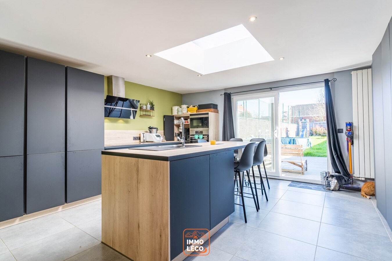 Superbe maison rénovée  3 façades avec passage latéral, 3 chambres, 2 salles de bains, jardin, COUP DE CŒUR !! 