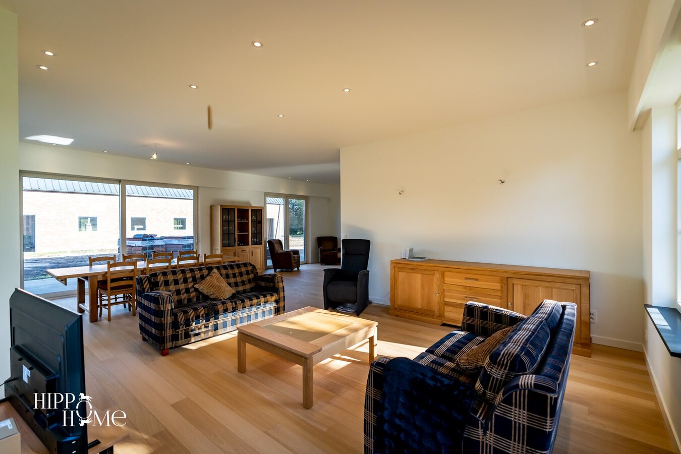 Hedendaags woning met hangar en aanpalend grasland op +/- 1,5ha 