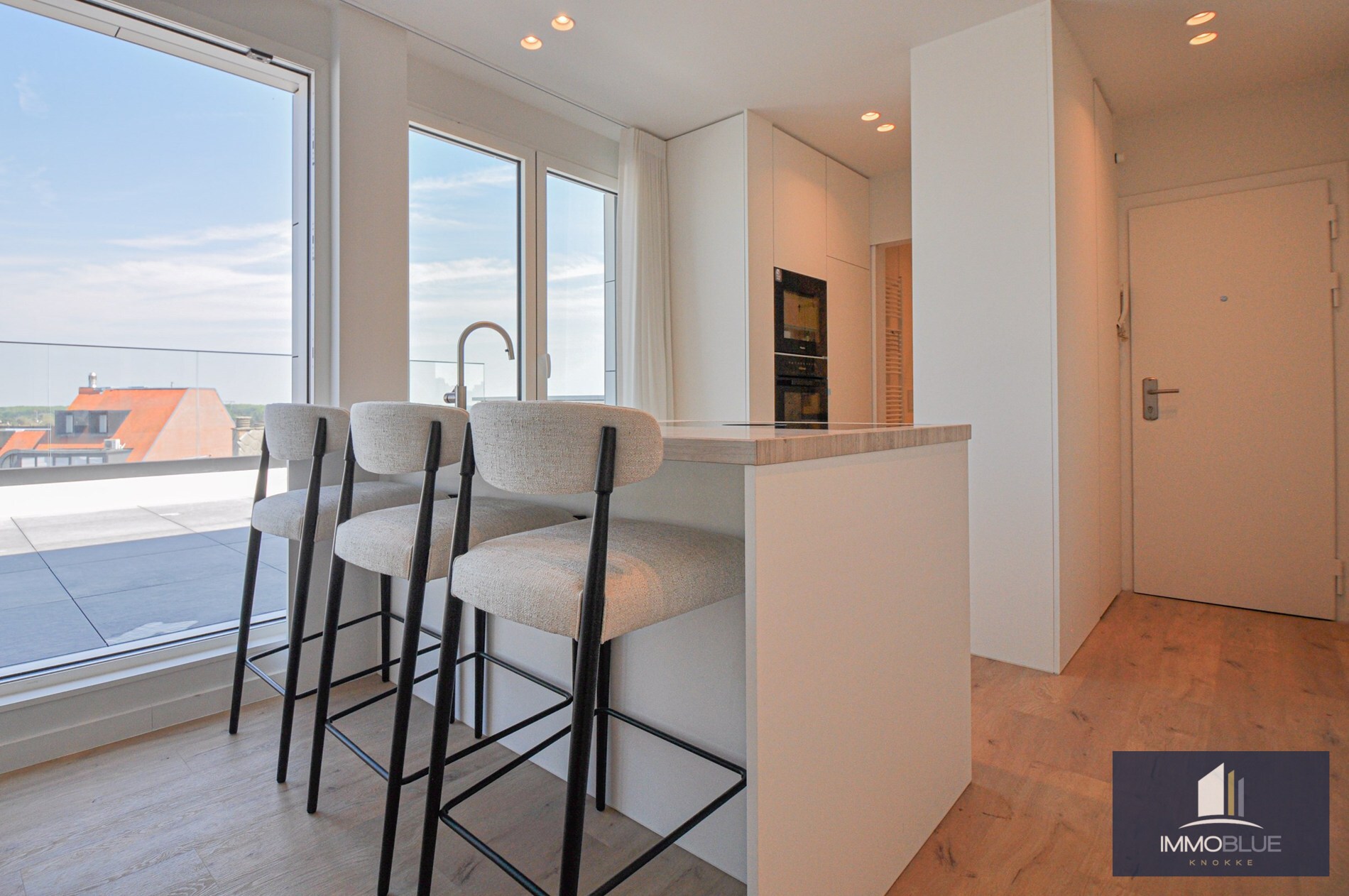 Volledig gerenoveerd dakappartement met een terras van ongeveer 45 m². 