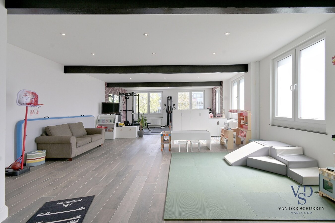 Exceptioneel ruime woning - instapklaar. 
