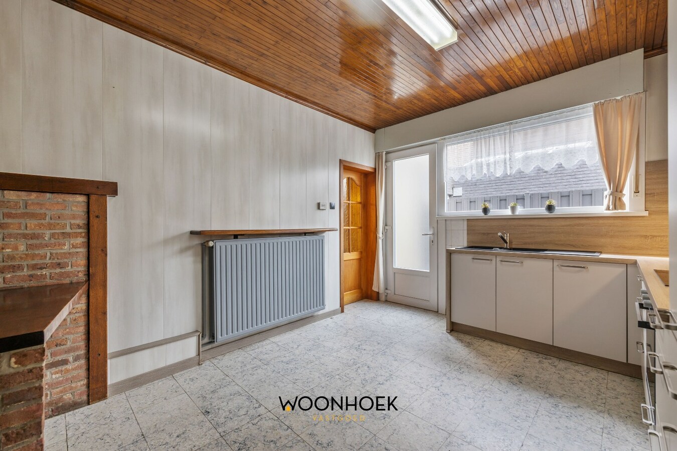 Halfopen bebouwing met 3 slaapkamers &amp; zij-ingang. 