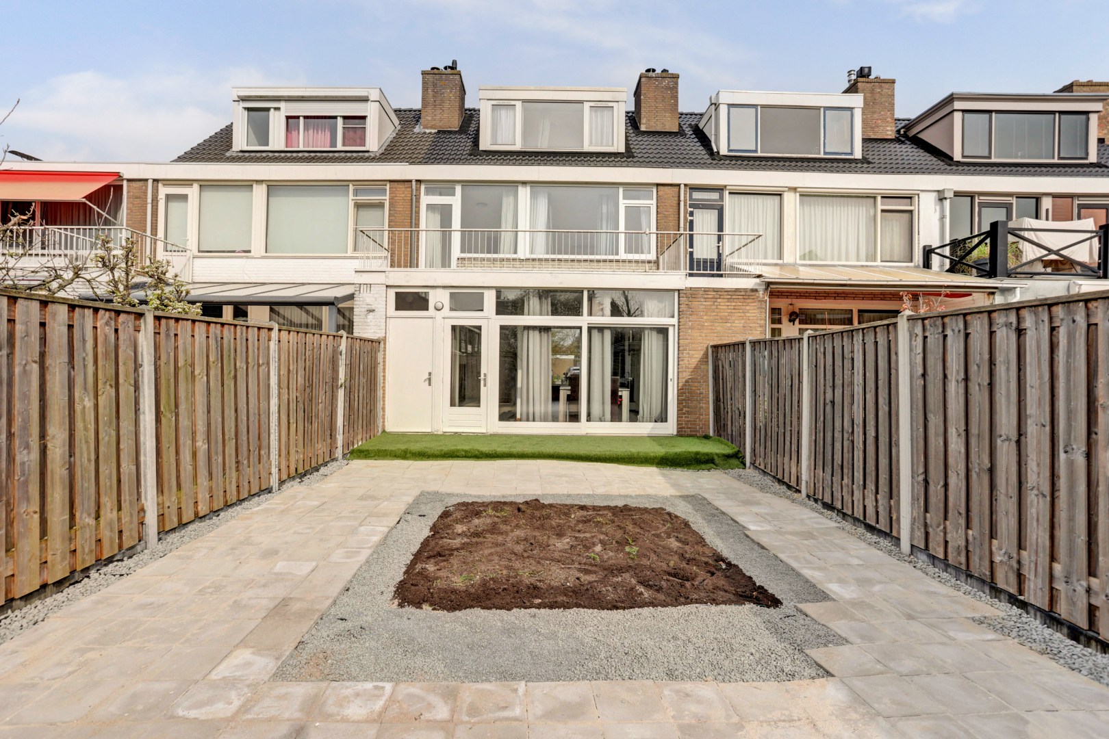 In het geliefde "Lage Land' is gelegen deze uitgebouwde 5-kamer tussenwoning met zonnige en diepe tuin en geheel gelegen op eigen grond. 