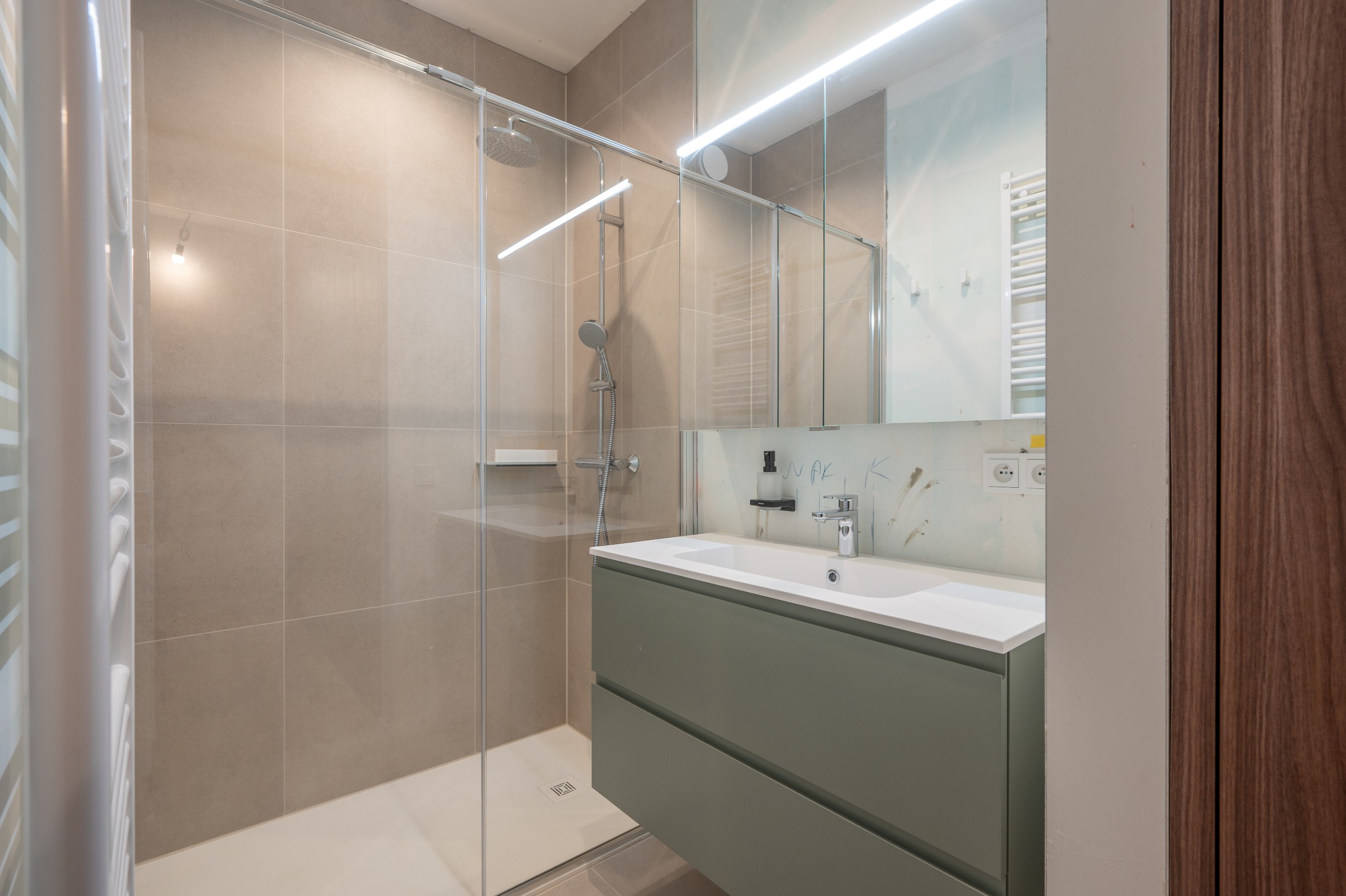 Unieke herverkoop in het Project hoost te Centrum Heist op wandelafstand van de Zeedijk genietend van zijdelings-zeezicht! 