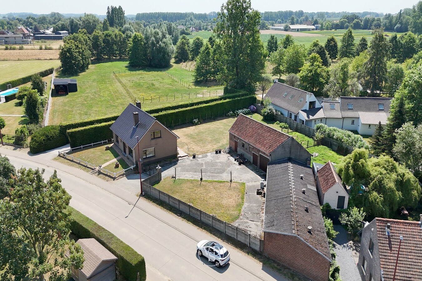 Degelijke eigendom met schuur en stalling 