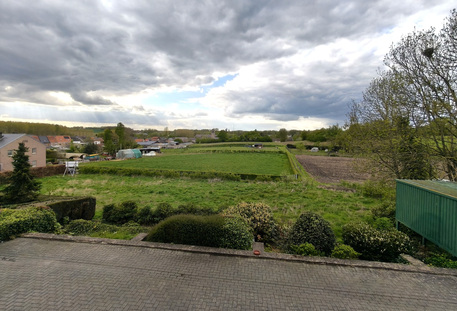 GELIJKVLOERS APPARTEMENT MET GARAGE 