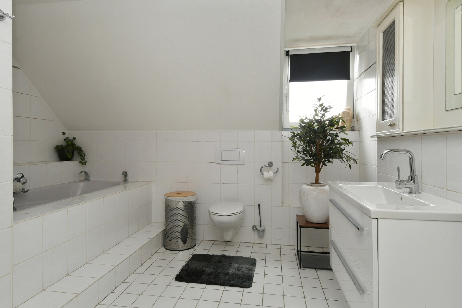 Fraai gelegen halfvrijstaande woning in hartje Kessel met vier slaapkamers, souterrain, inpandige garage, tuinkamer, zwembad en prachtig uitzicht over de Maas 