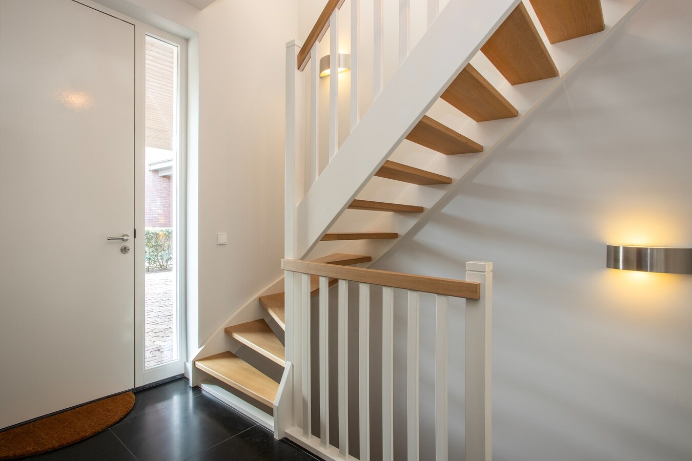 Unieke, onder architectuur gebouwde villawoning met luxe afwerking en prachtig uitzicht op het buitengebied. 