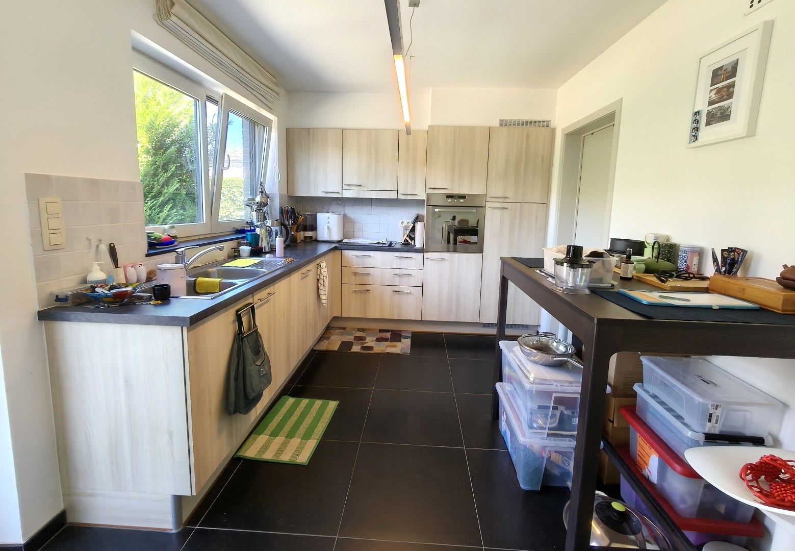 RUIM GELIJKVLOERS APPARTEMENT MET TUIN EN GARAGE 