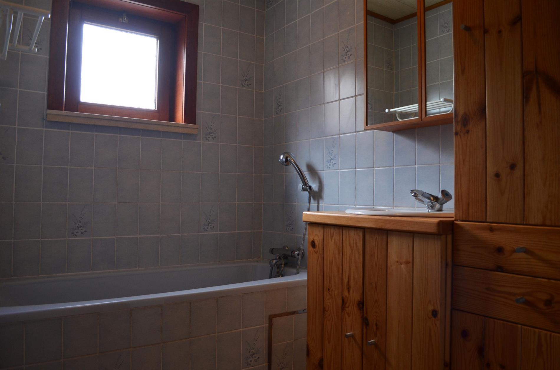 Gezinswoning met 3 slpks, veranda, garage &amp; tuin te Sint-Jan-In-Eremo 