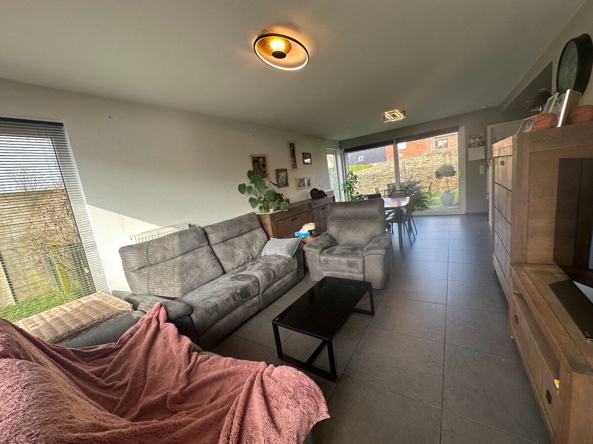 Ruime halfopen woning op het einde van doodlopende straat 