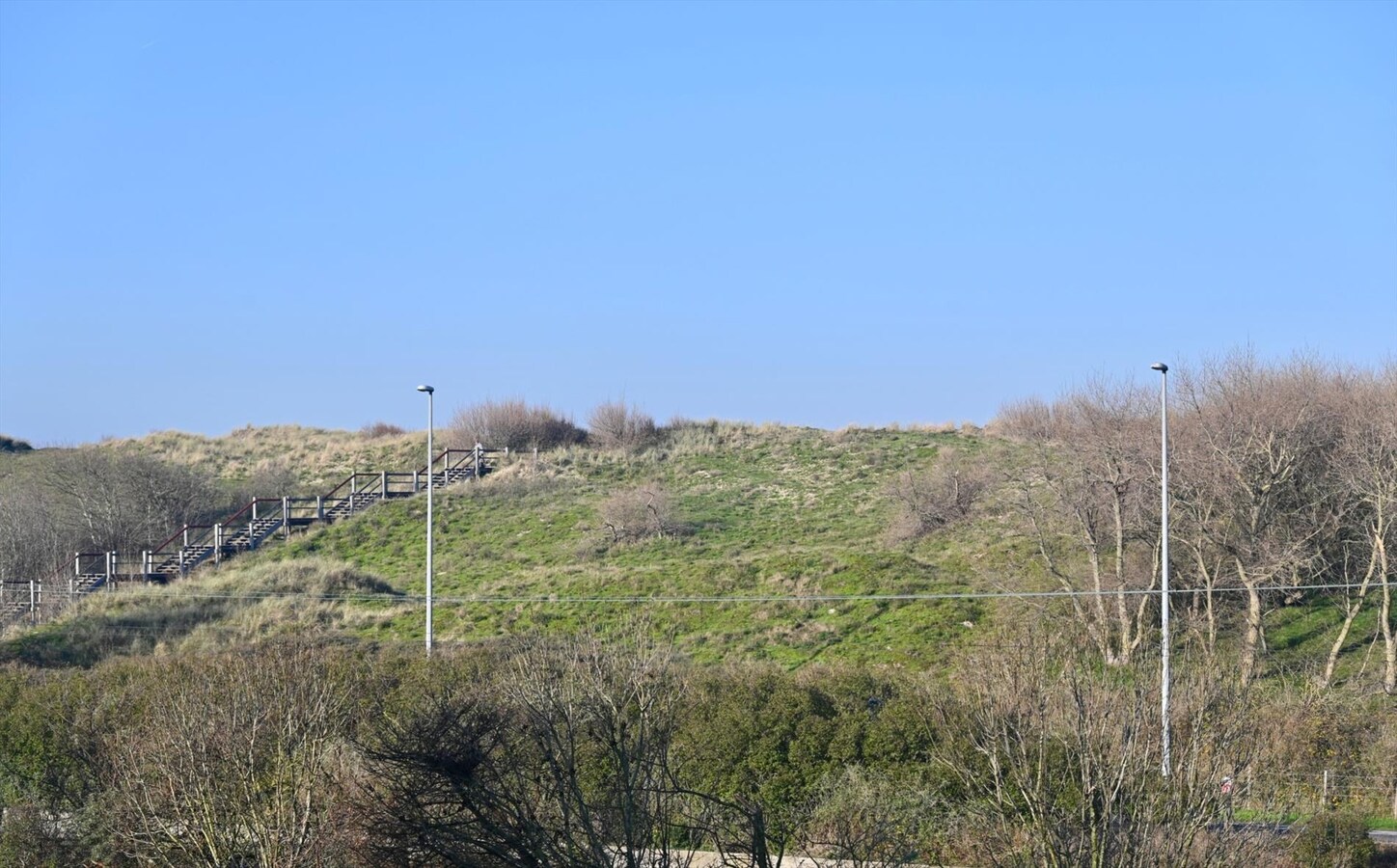 MAGNIFIEK GERENOVEERD APPARTEMENT MET GARAGE OP ZUCHT VAN ZEE 