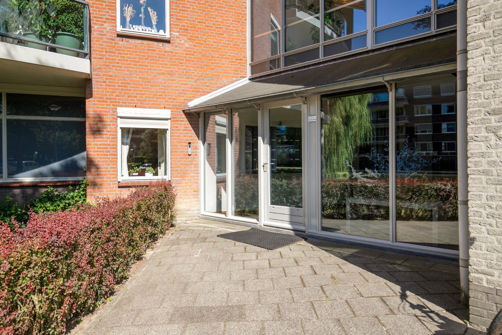 Royale 3 kamer benedenwoning met 2 slaapkamers, ruim terras en is gelegen op eigen grond. 