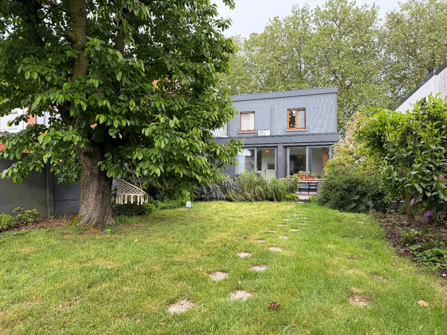 Charmante instapklare woning met 2 slpk. aan de vaart in Schoten nabij het centrum. 