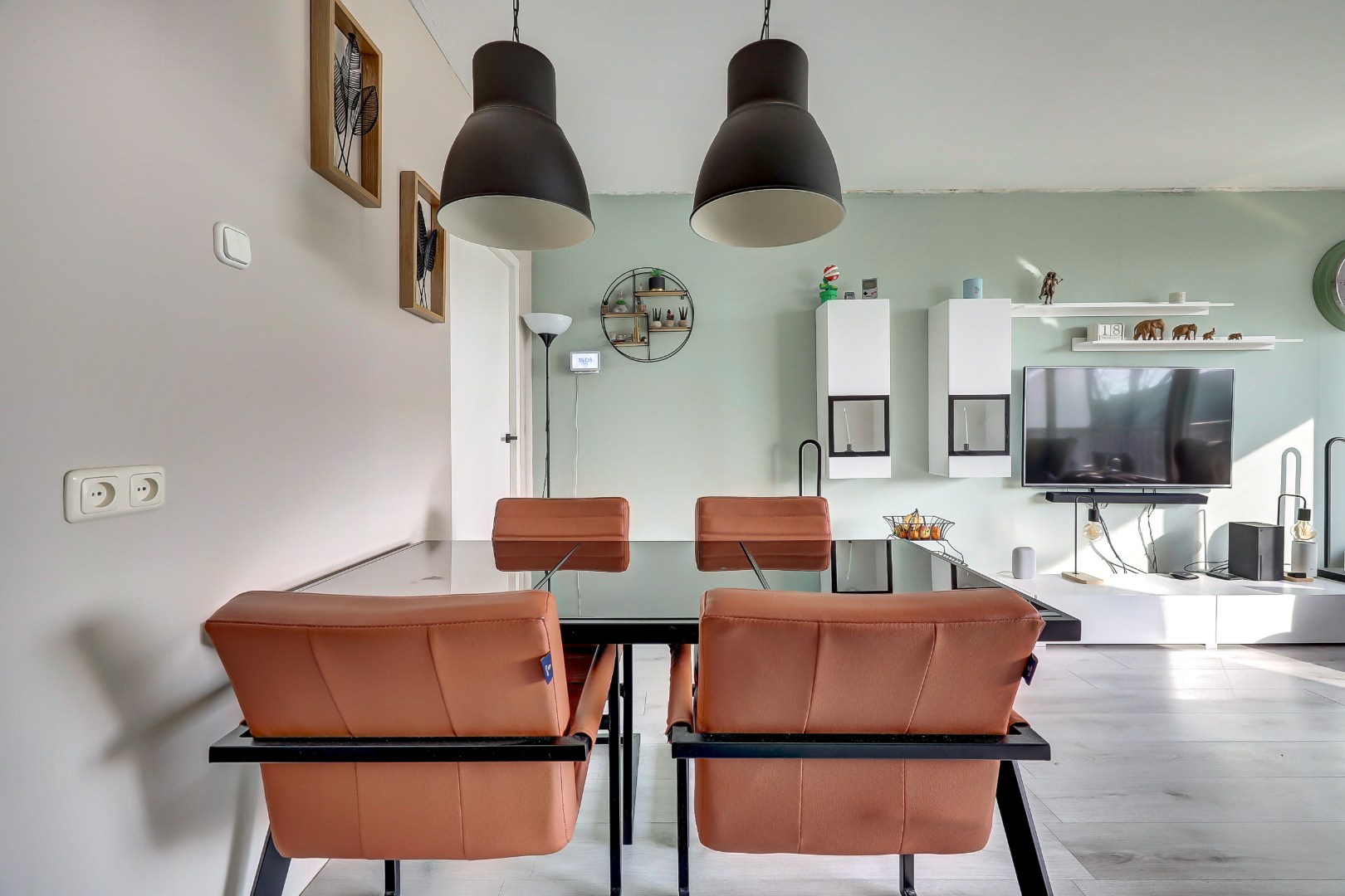 Dit lichte 4-kamer appartement op de 4e verdieping, met 3 slaapkamers, keurige keuken, balkon op het zuiden en berging in de onderbouw is gelegen in de populaire wijk "Ommoord". 