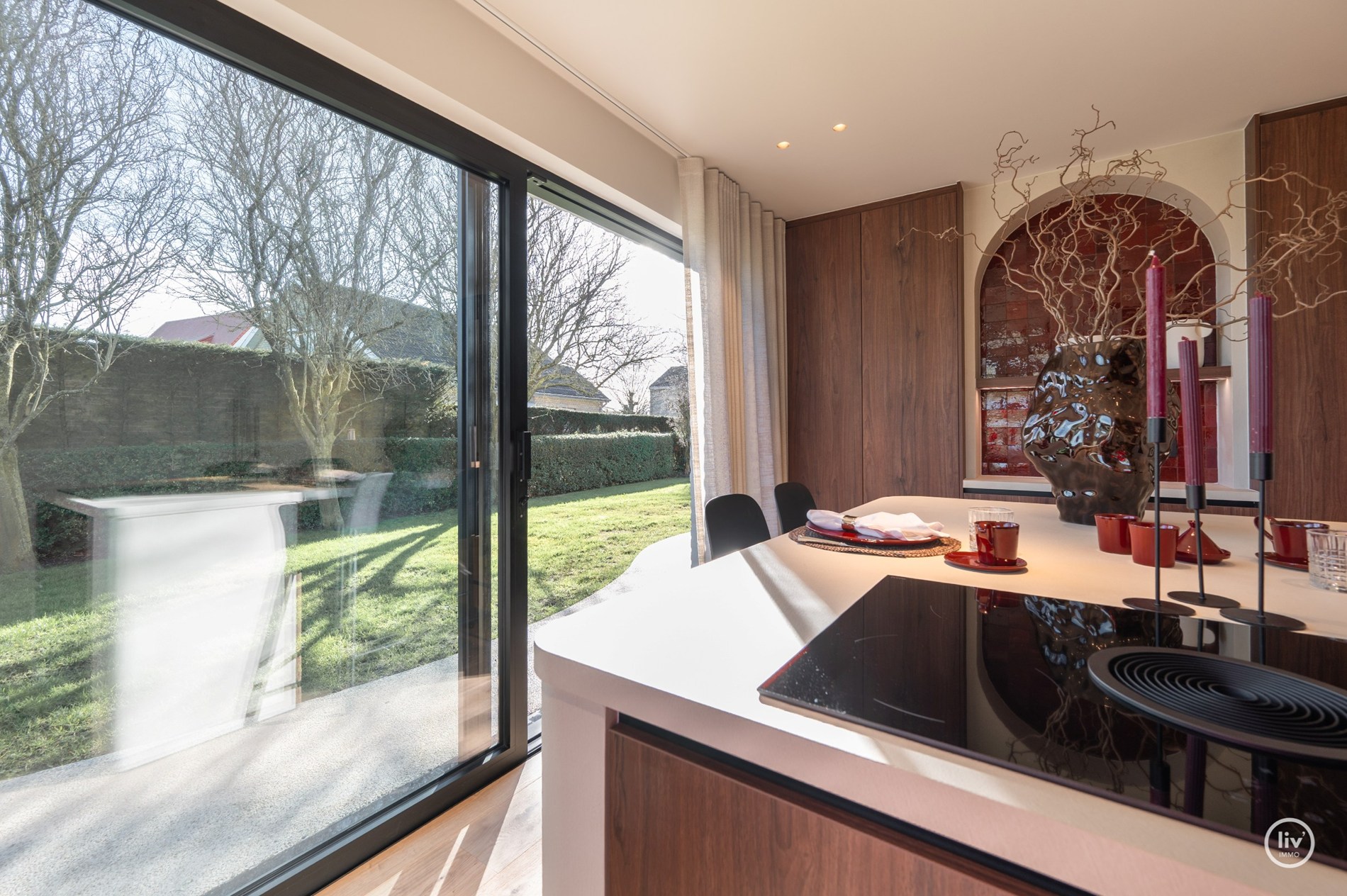 Prachtig gerenoveerde villa, gelegen op een groot perceel van 1365 m2 in een residentiële villawijk op fietsafstand van het centrum van Knokke. 