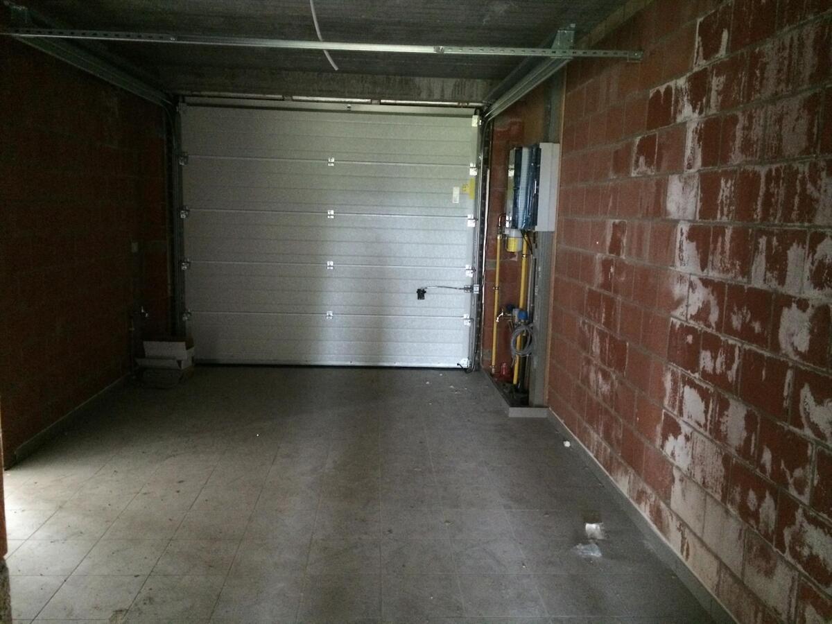 PRACHTIGE HALF OPEN BEBOUWING MET TUIN 
