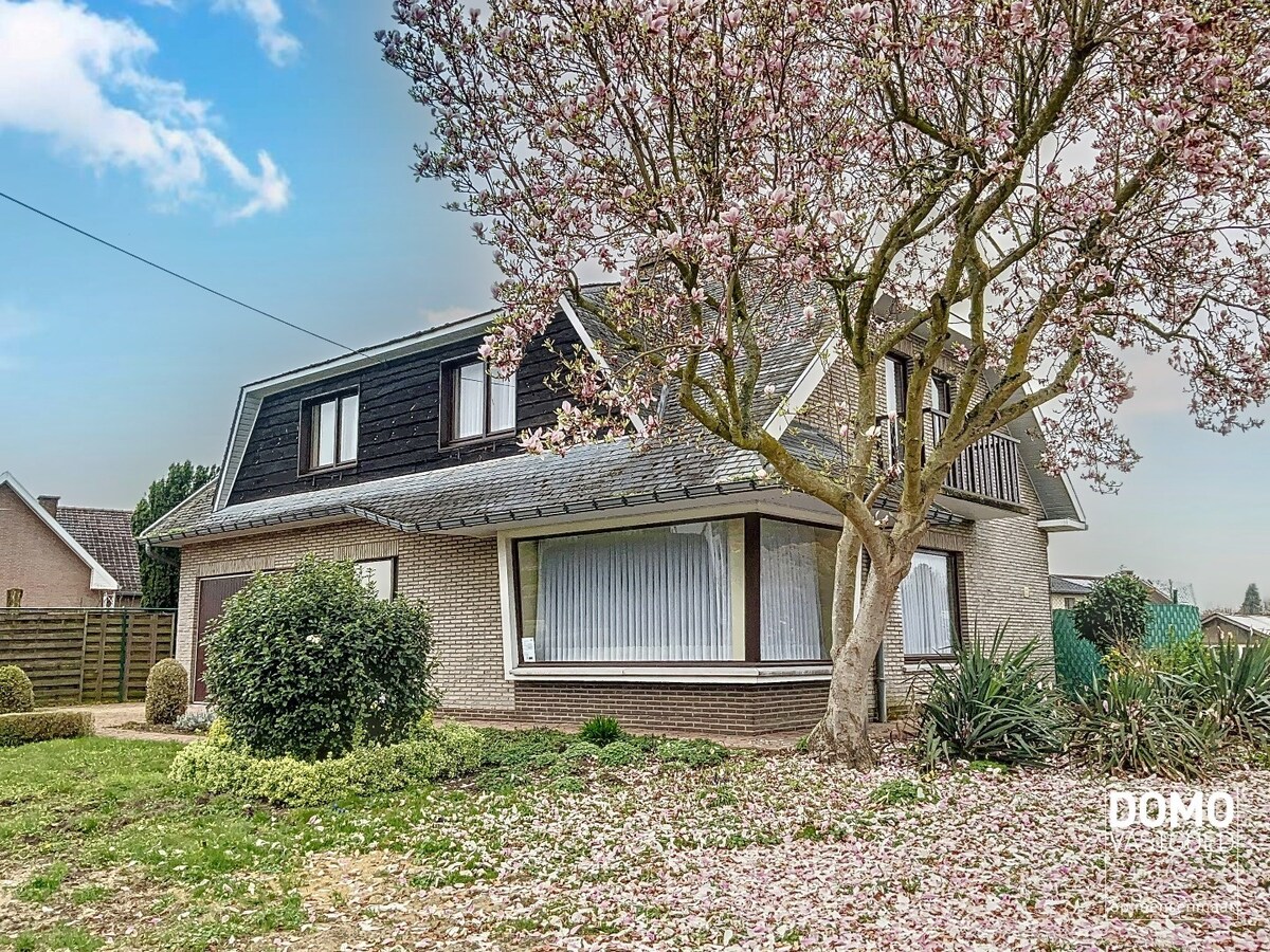 Charmante woning met ruime tuin en inpandige garage, rustig gelegen te Spalbeek. 