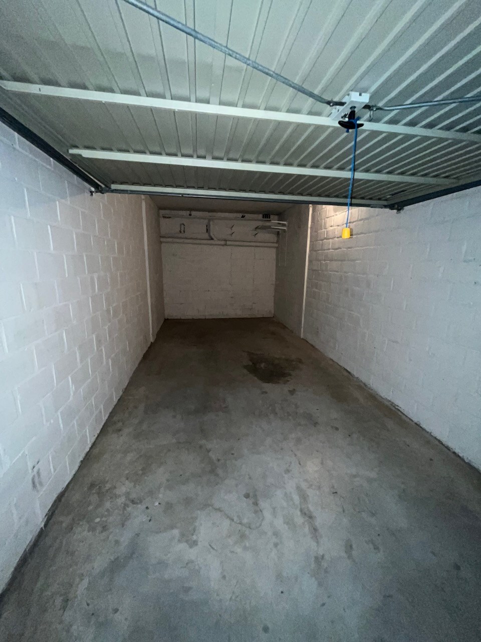 Enkele garagebox te Koningslaan in residentie Blue Logan. Vlot bereikbaar. 