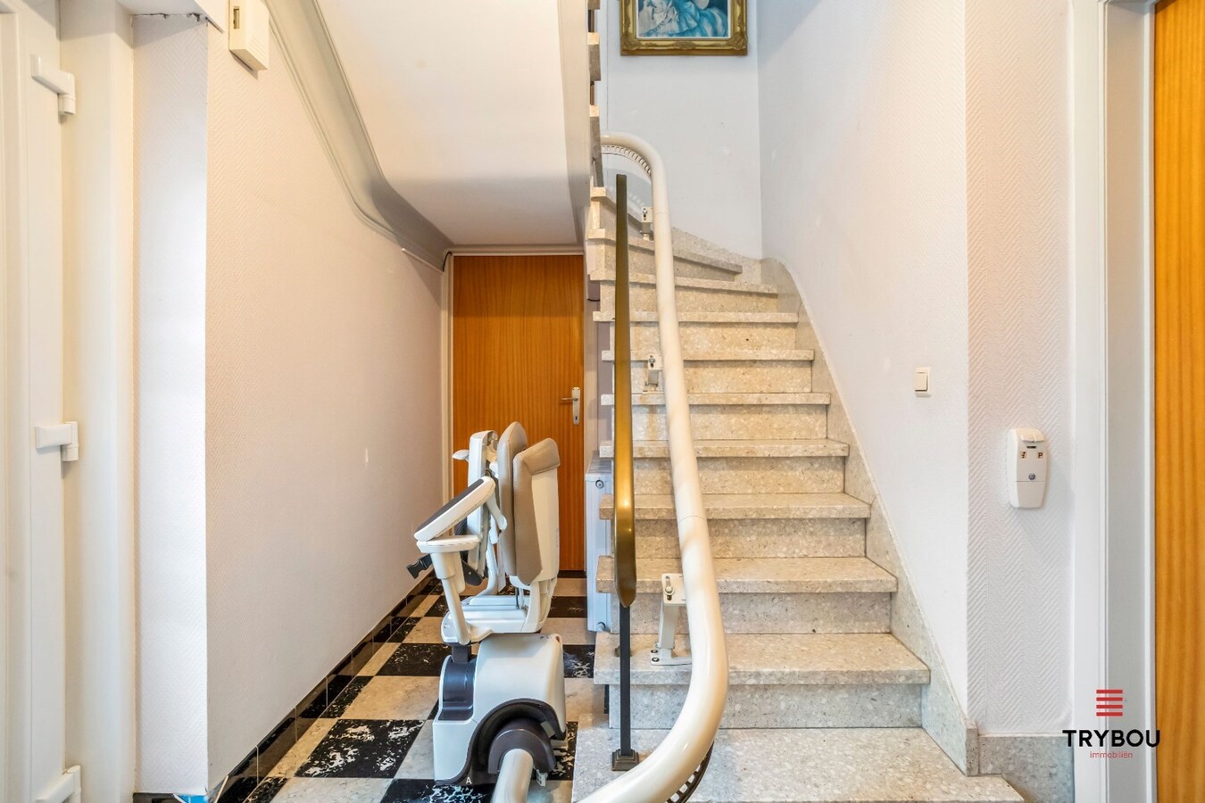 Centraal gelegen, halfopen woning met loods op perceel van 625m² 