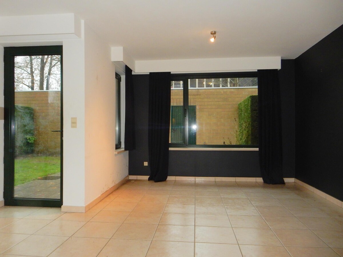 Gezellig gelijkvloersappartement met zonnige tuin en garage 