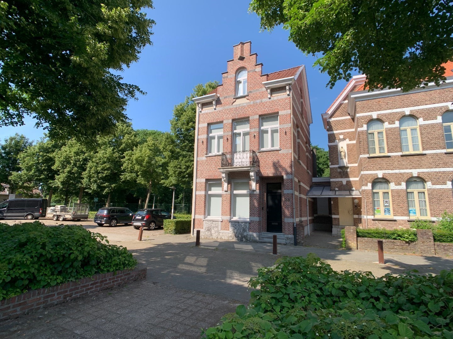 Mooie instapklare herenwoning nabij centrum Brasschaat met 4 slaapkamers 