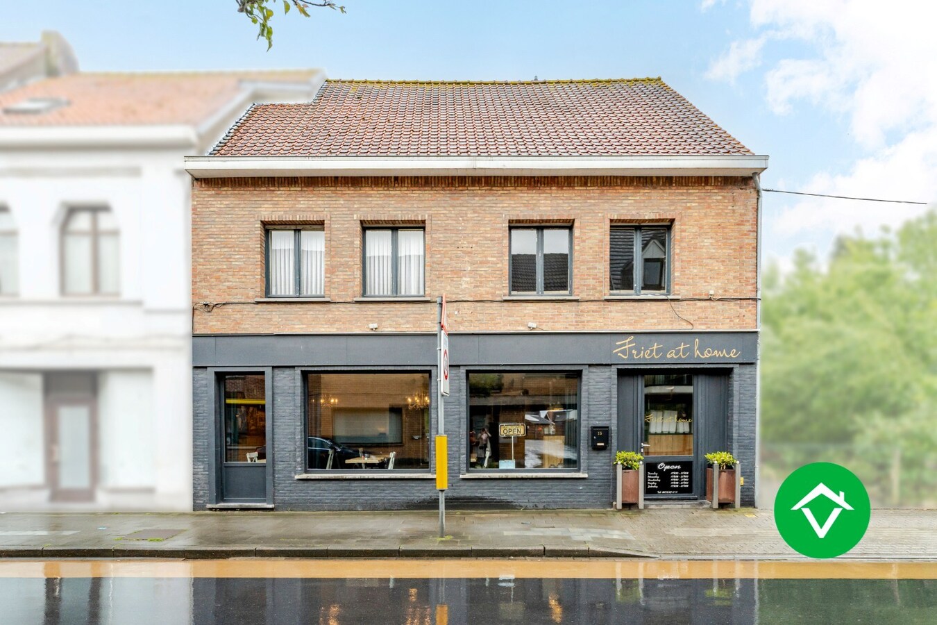 Handelswoning met goeddraaiende frituur te koop in centrum Eernegem 