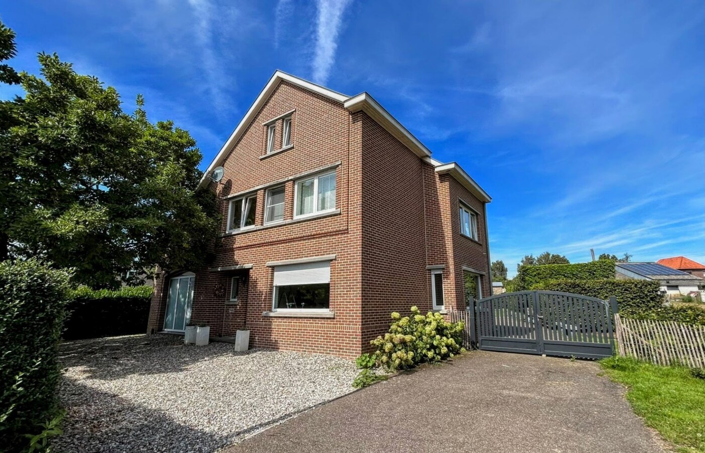 Instapklare gezinswoning op perceel van 2402 m² 