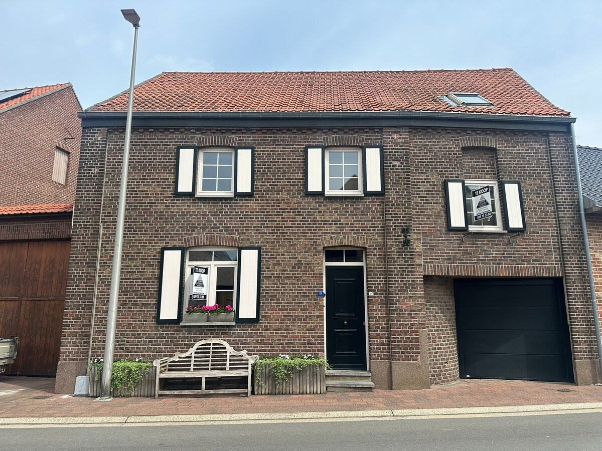 Charmant Leut : eigendom opgedeeld in 2 appartementen. Veranda,  2 garages. 