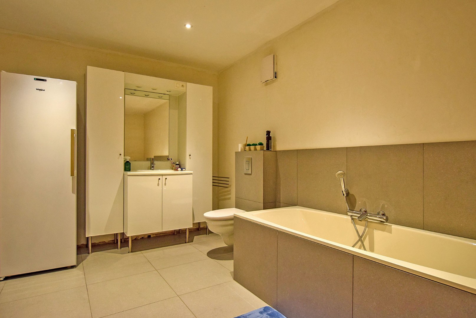 Instapklare, energiezuinige woning met aparte gastenunit in het hartje van Veurne. 