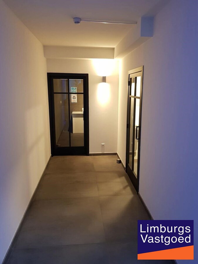 Terbeschikkingstelling van infrastructuur in vernieuwde kantoren met parking, v.a. 21 m², Genk-Noord 