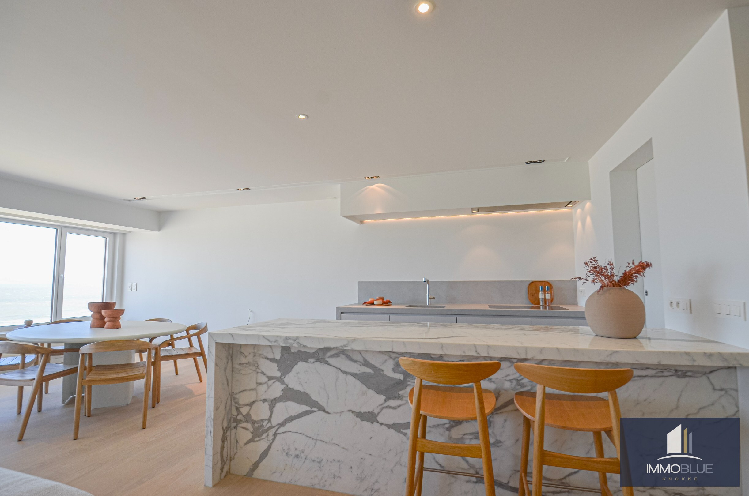 Exclusief – Stijlvol volledig gerenoveerd appartement met frontaal zeezicht. 