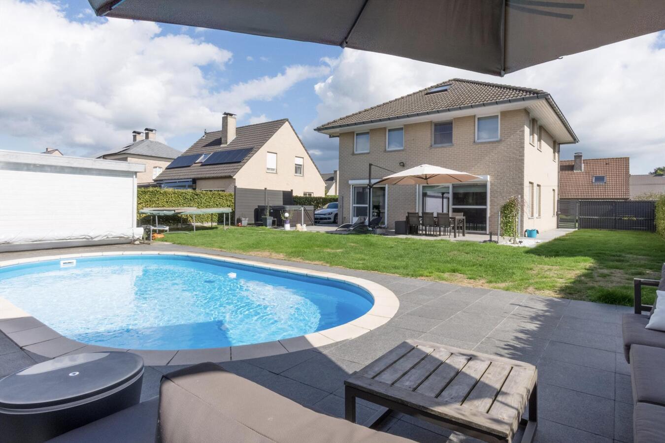 Ruime hedendaagse villa met buitenzwembad 