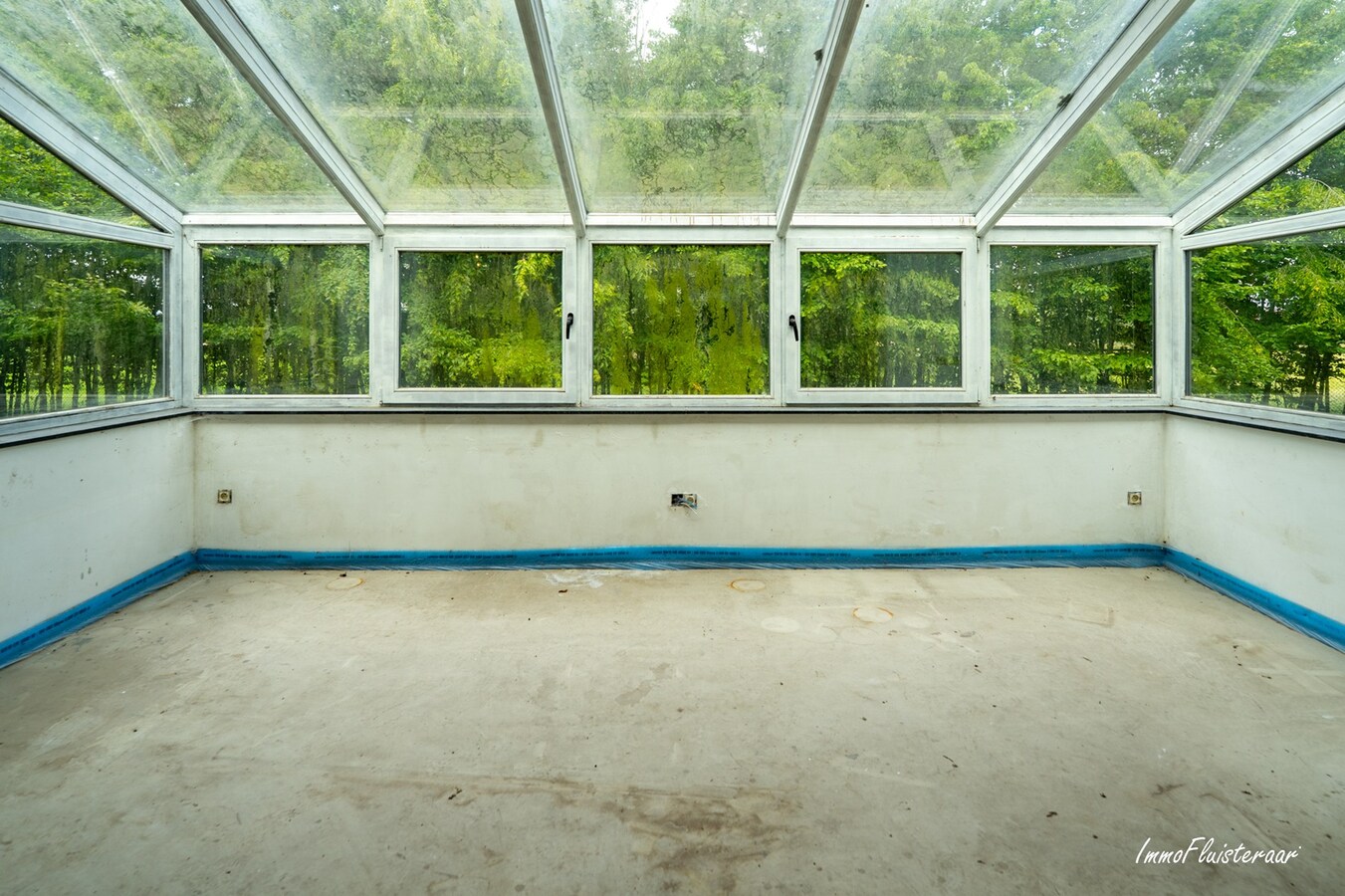 Hoogwaardige ruwbouwvilla met bijgebouw en weide 