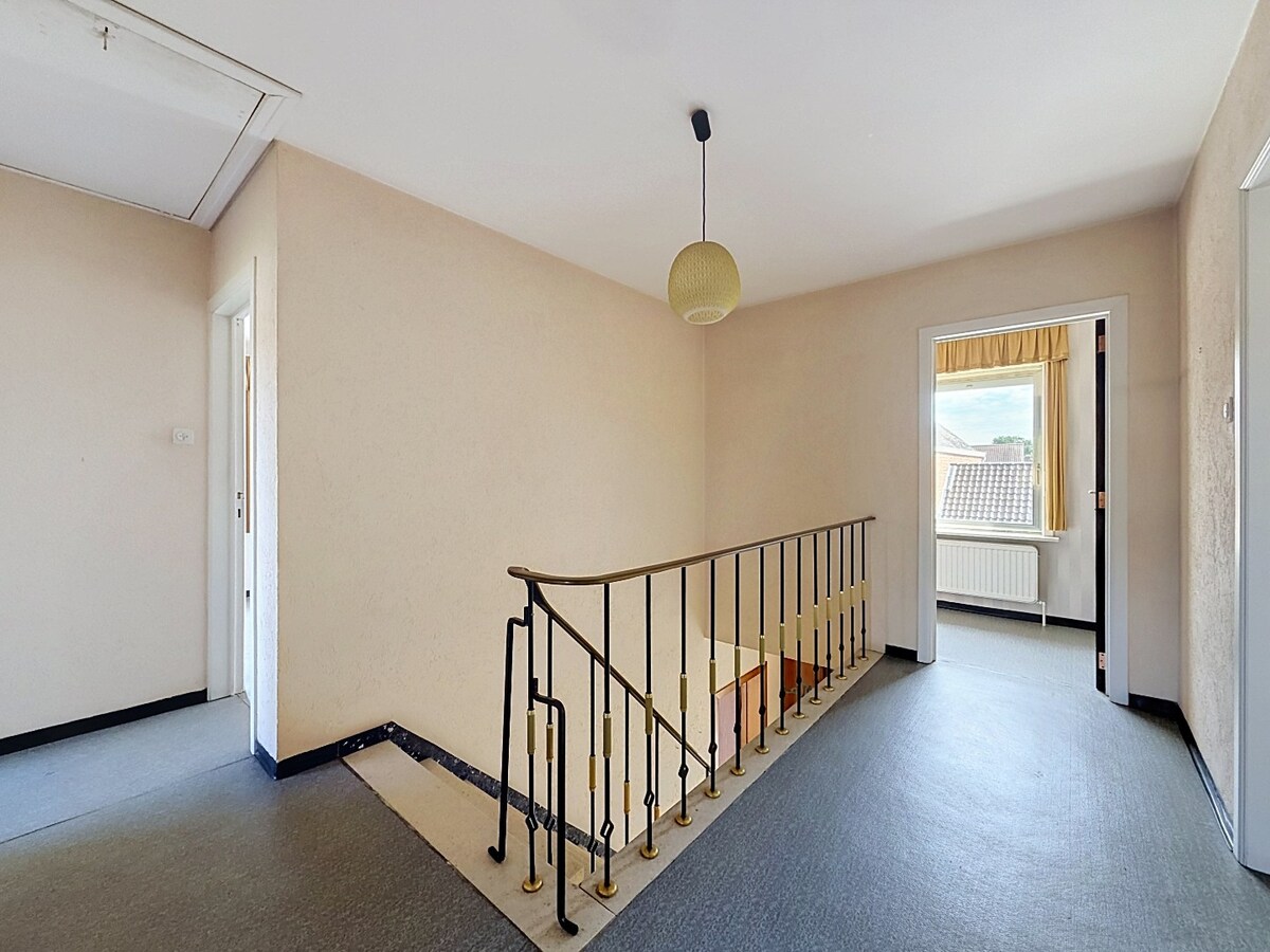 Ruime sixties villa met vergunde loodsen (350m²) te Vlierzele 