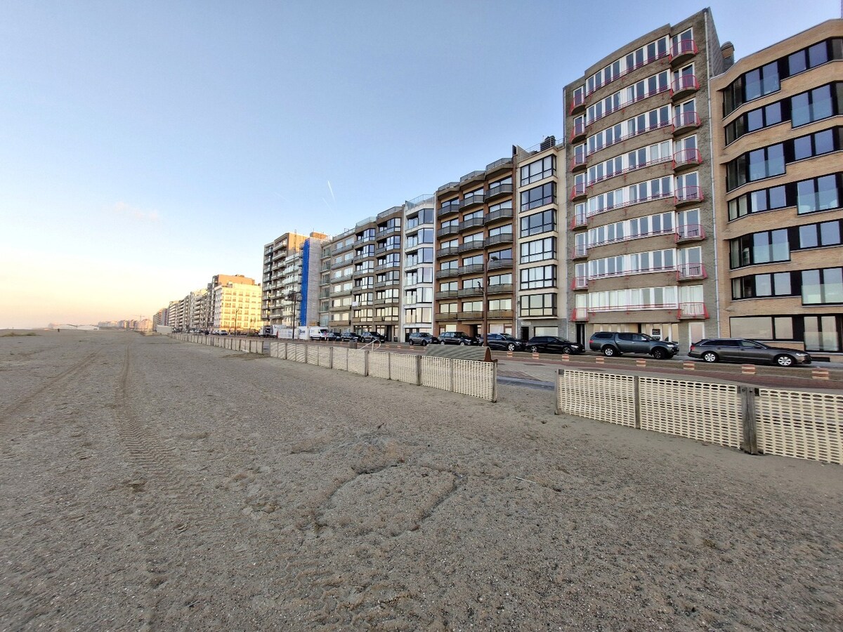 Ruim gelijkvloers appartement aan de zeedijk met open zicht. 