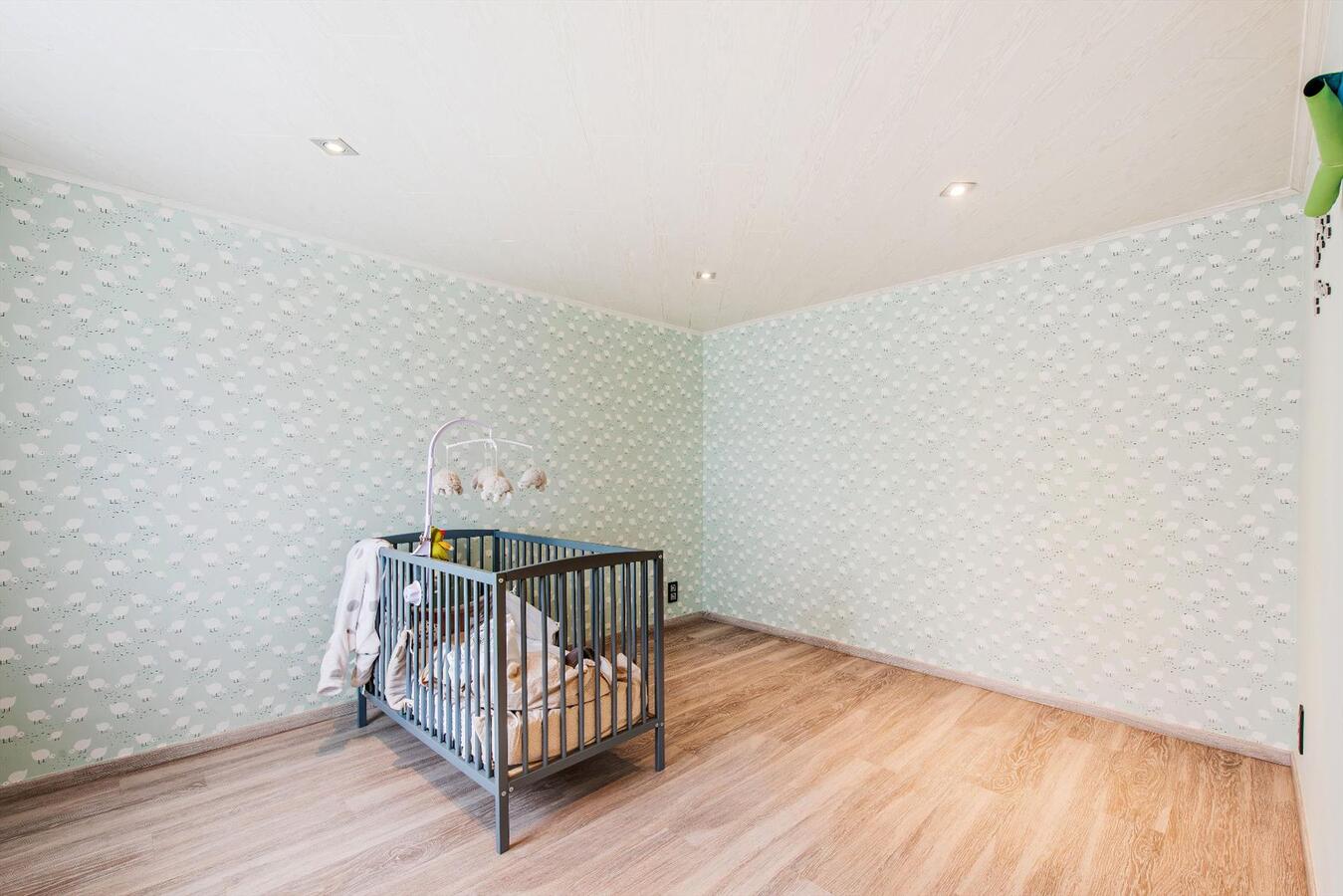 Ruime halfopen  woning met zuidgerichte tuin en garage 
