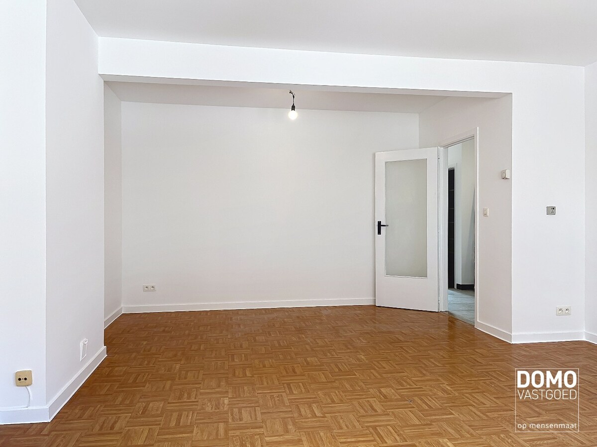 APPARTEMENT MET 2 SLAAPKAMERS EN GARAGEBOX NABIJ CENTRUM VAN HASSELT 