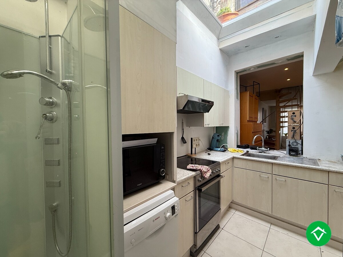 Op te frissen rijwoning met 3 slaapkamers in centrum Roeselare 