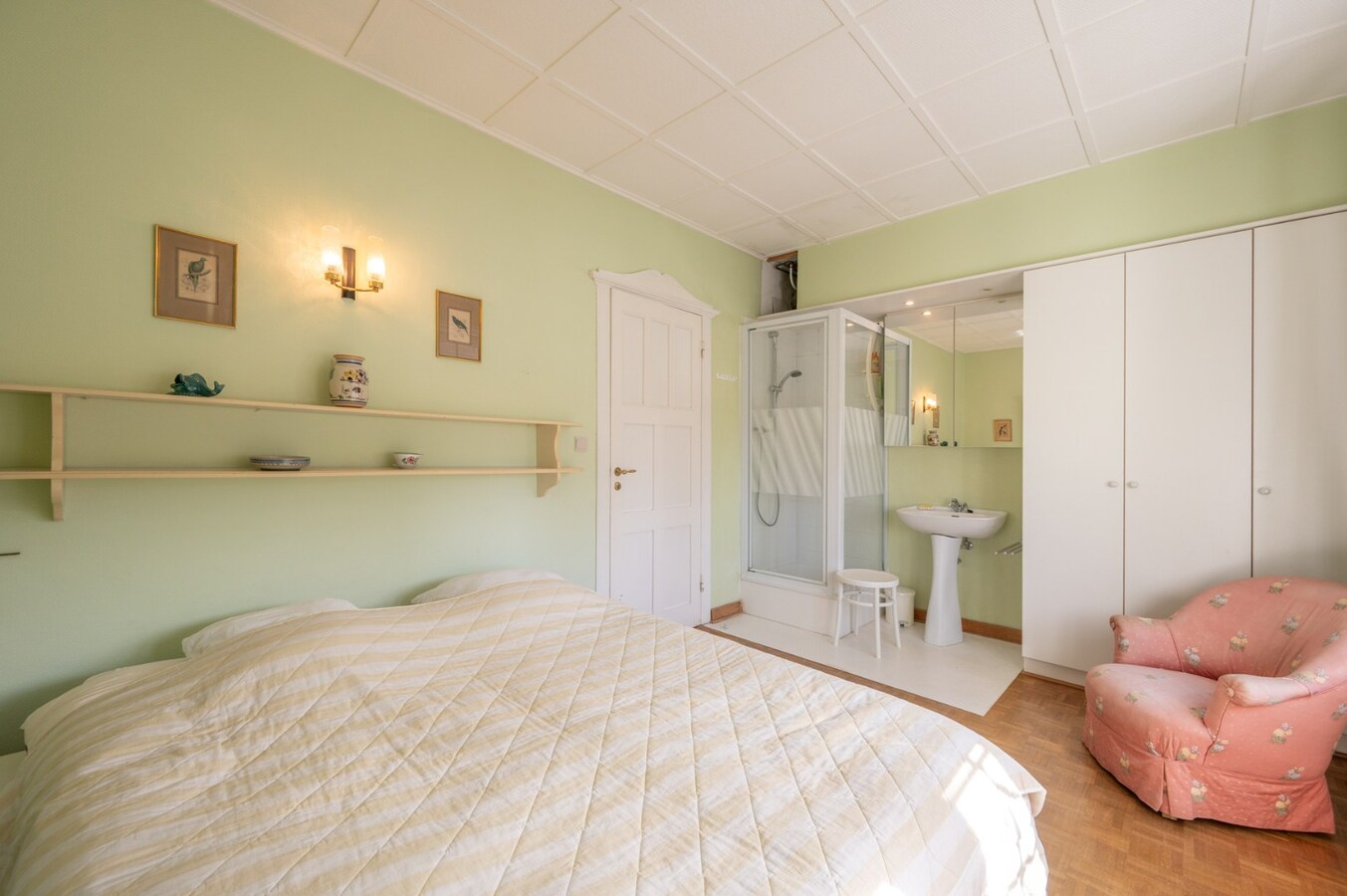 Villa in eclectische stijl met garage en staanplaatsen in het hart van Duinbergen 