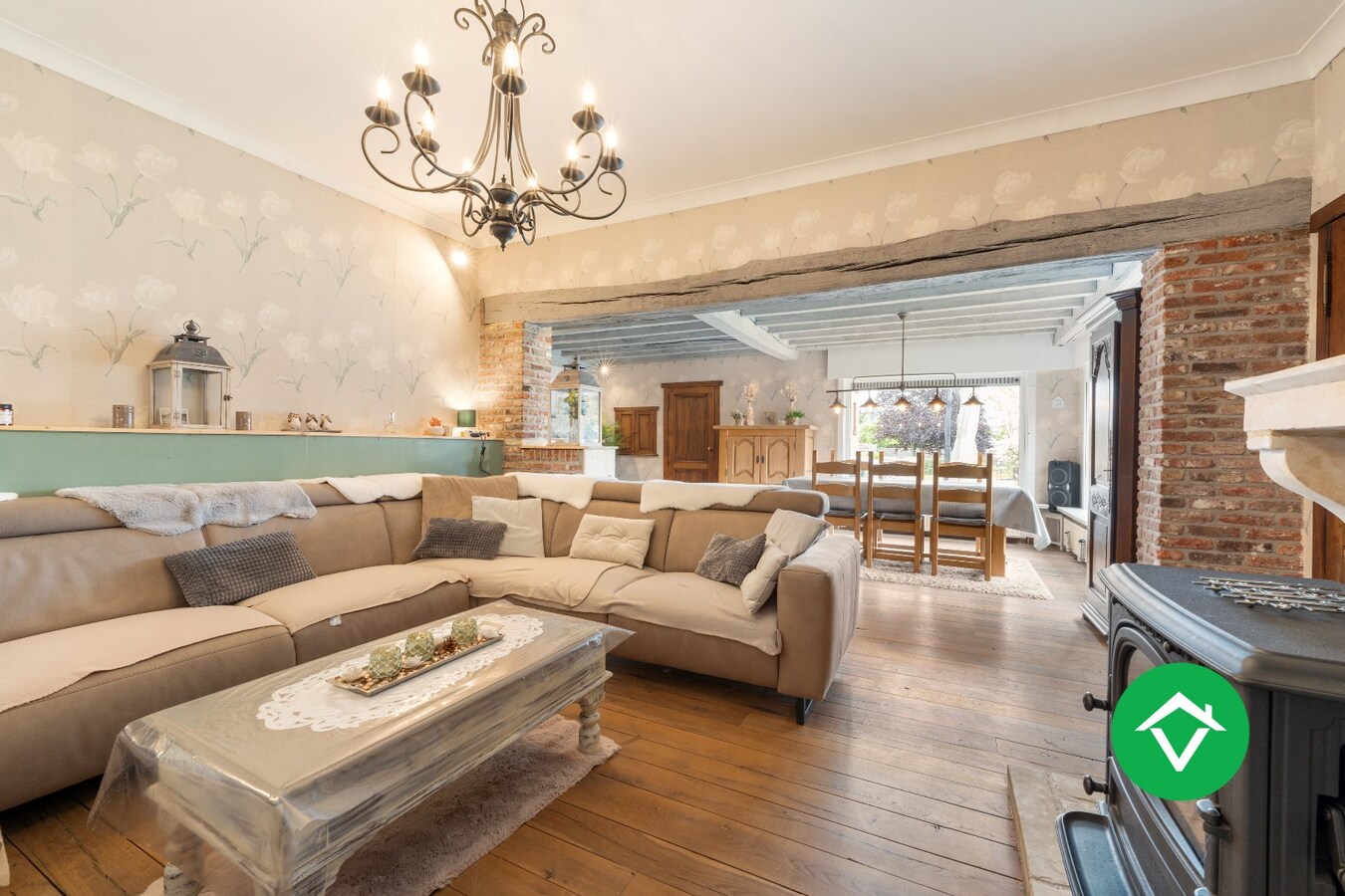 Halfopen woning te koop met dubbele garage in het centrum van Zarren 