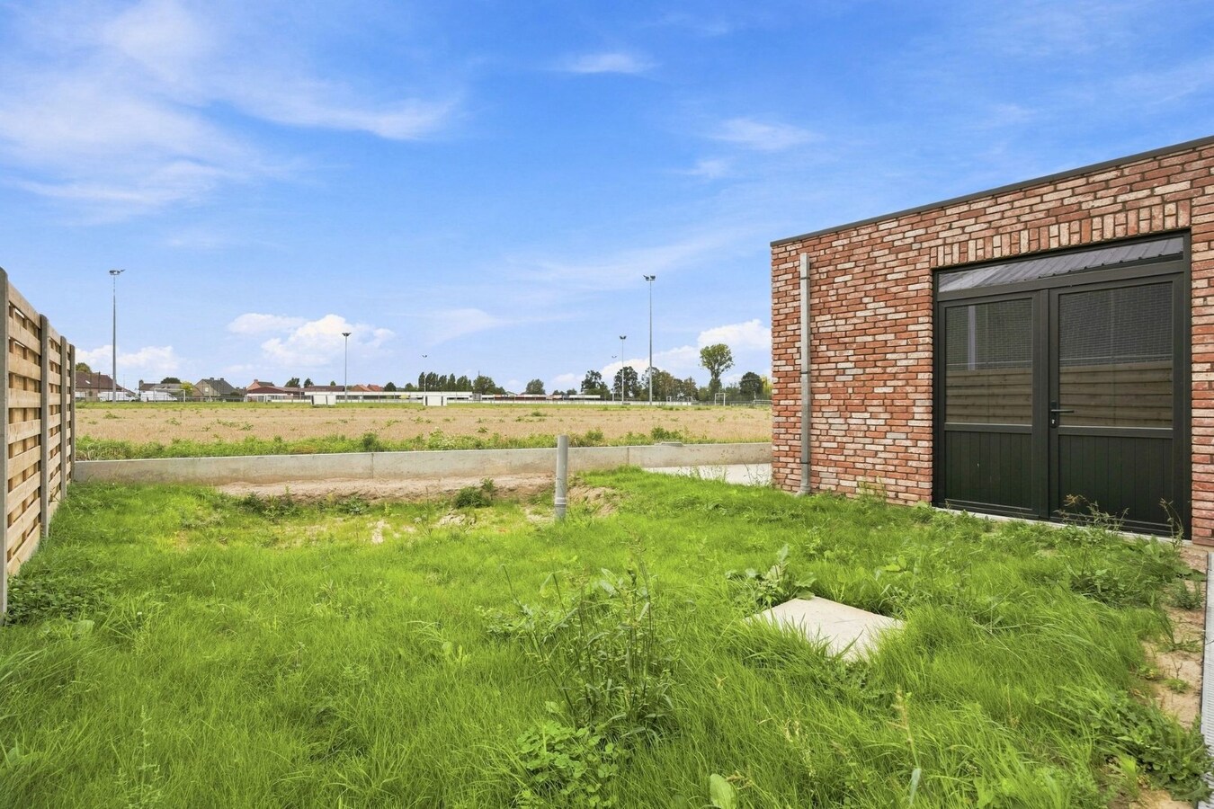 Ruime casco halfopen nieuwbouw met ruime garage in Merkem! 