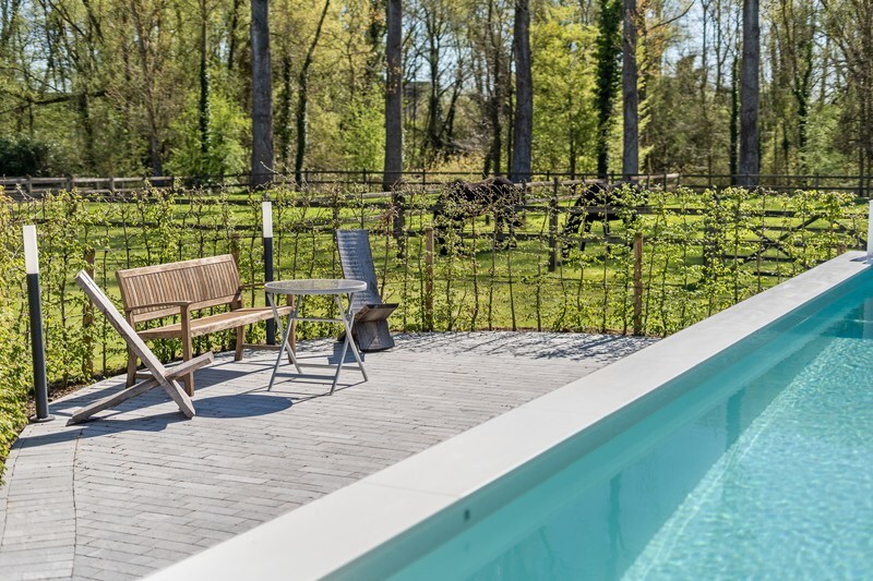 Moderne villa met hippisch complex op 15.856m² 