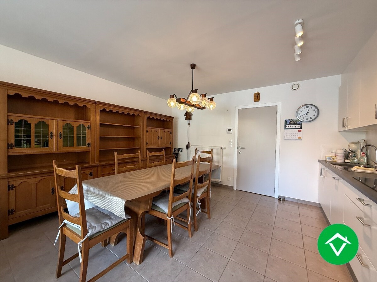 Gelijkvloers appartement op een centrale ligging met één slaapkamer, tuin en autostaanplaats te Roeselare 