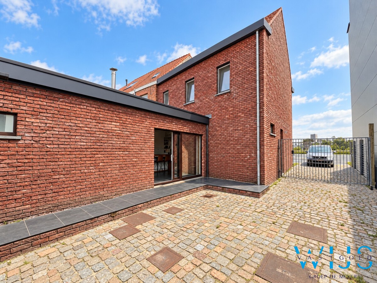 Gerenoveerde woning met ruime tuin in Doornzele/Desteldonk 