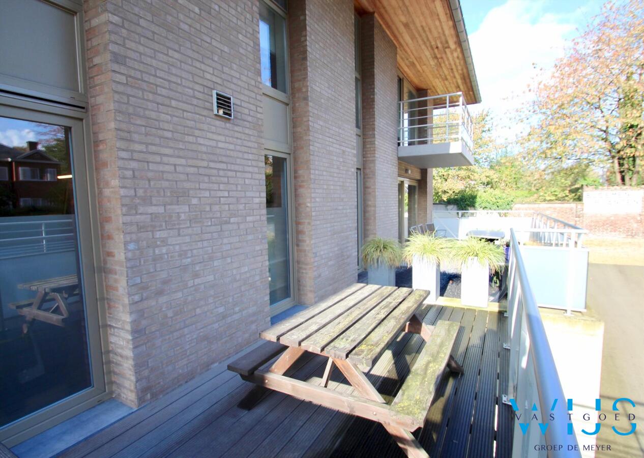 Mooi 2 slaapkamer gelijkvloersappartement in Hartje EVERGEM ! 