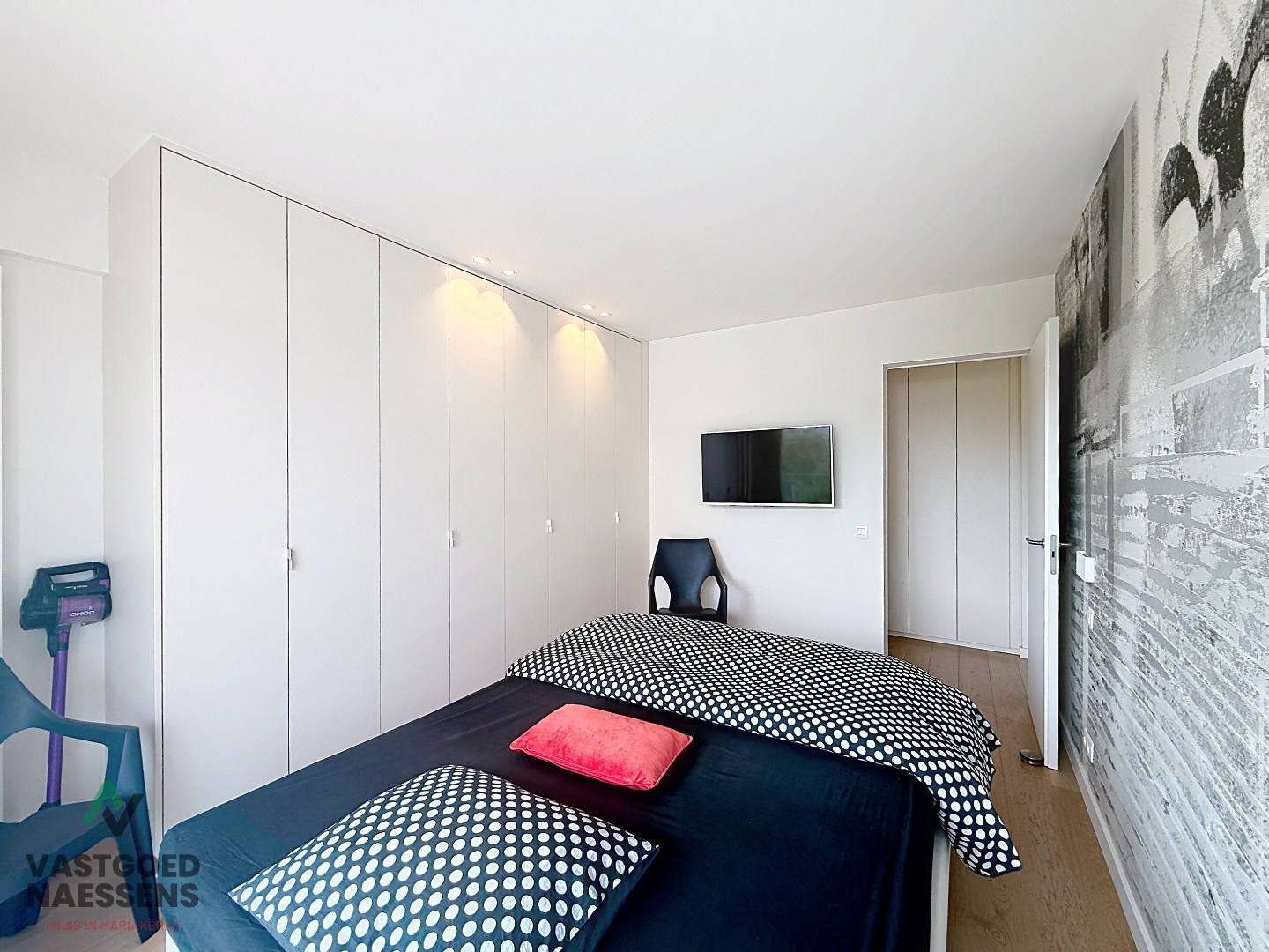 Magnifique appartement rénové de 2 chambres avec terrasse et vue sur le port. 